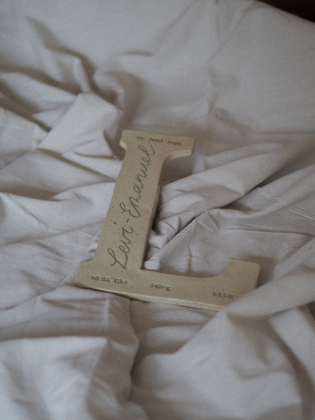Der Buchstabe L aus Keramik mit personalisiertem Design